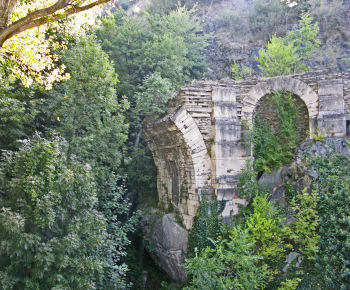 Ruderi del Ponte della Strada Romana delle Gallie a St-Vincent (62474 bytes)